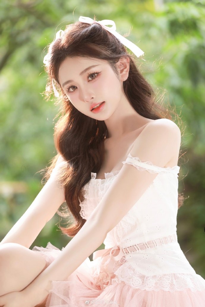 谢贤被曝已火葬，狄波拉携儿女现身送别，前任coco哭到声音沙哑